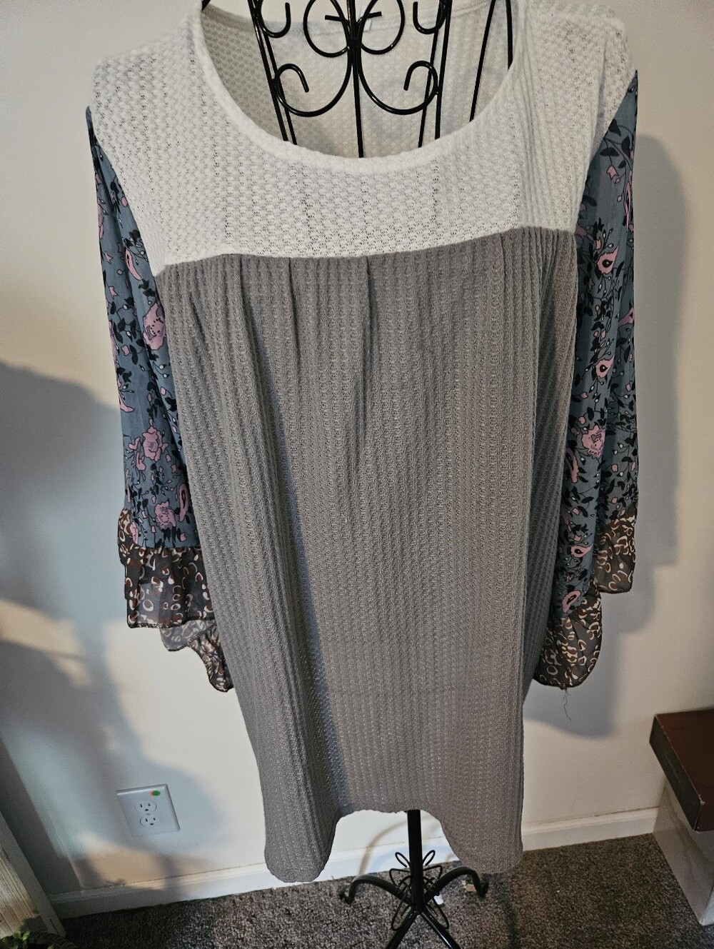 Waffle Knit Contrast Tunic Top with wide Floral Sleeves - Gray, White Sz 2xl $12